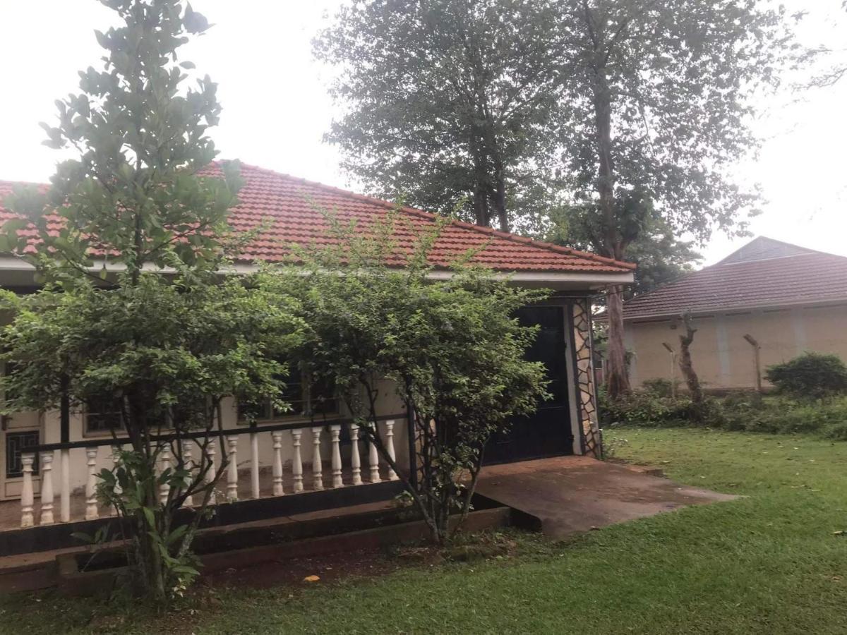 Homestaystudio62 Jinja Luaran gambar
