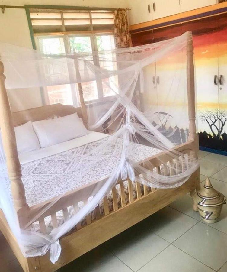 Homestaystudio62 Jinja Luaran gambar