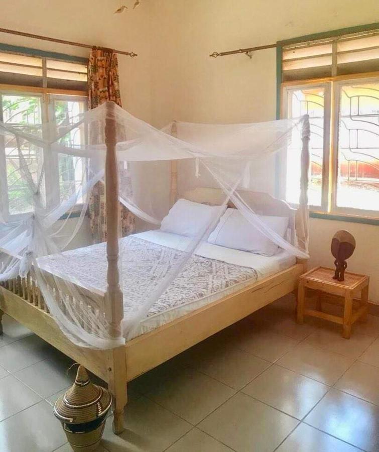 Homestaystudio62 Jinja Luaran gambar